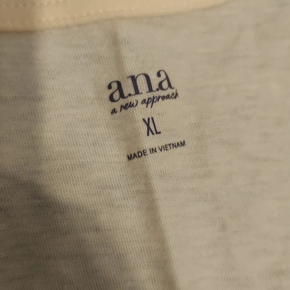 🛑🛑 SOLD SOLD SOLD 🛑🛑 2 Universal Thread T-shirts & 1 Anna T- shirt - Picture 5 of 5